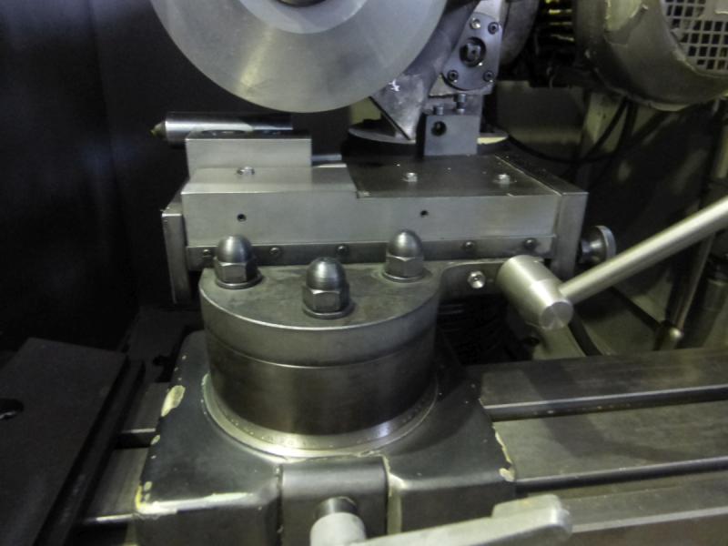 CNC Univ. Werkzeugschleifmaschine - Defekt - ohne Steuerung, mit Betriebsanleitung