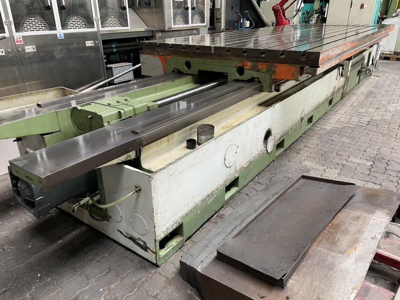 Tischeinheit von einer Portalfräsmaschine, Aufspannplatte mit T-Nuten aus Stahlguß-Grauguß