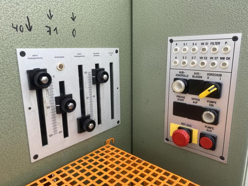 Einständer - Hydraulikpresse mit Rundtakttisch Einständer - Hydraulikpresse mit Rundtakttisch