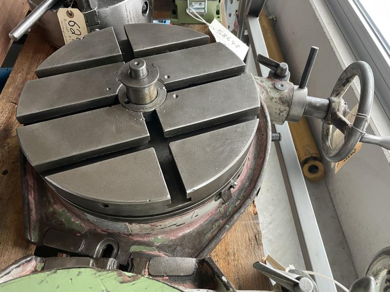 Reparaturbedürftiger Rundteiltisch mit Kurbel und Skala am Rundtisch zum direkten Teilen - DEFEKT