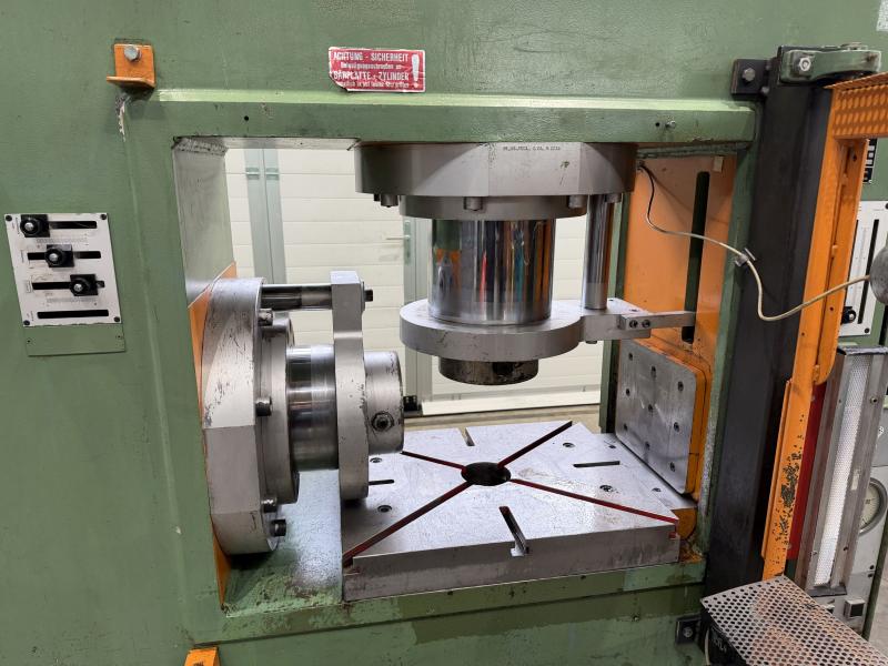Doppelständer - Hydraulikpresse mit zusätzlichen Seitenzylinder Vertikal + Horizontal je 100 ton.