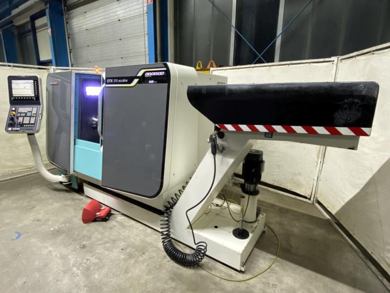 CNC Drehmaschine mit angetriebenen Werkzeugstationen