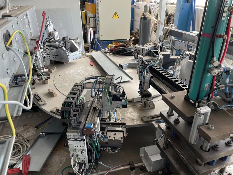 Rundtaktautomat + Hydraulikpresse TOX + Rundschalttisch, Rundtakttisch mit 16 Stationen