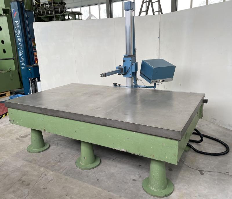 Messmaschine mit handgeführten Messarm Mess- und Anreißplatte Stahlguß-Grauguß stark verrippt Messmaschine mit handgeführten Messarm Mess- und Anreißplatte Stahlguß-Grauguß stark verrippt