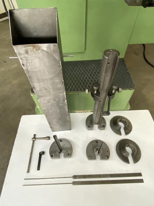 Hydraulische CNC Profil- und Nutenziehmaschine
