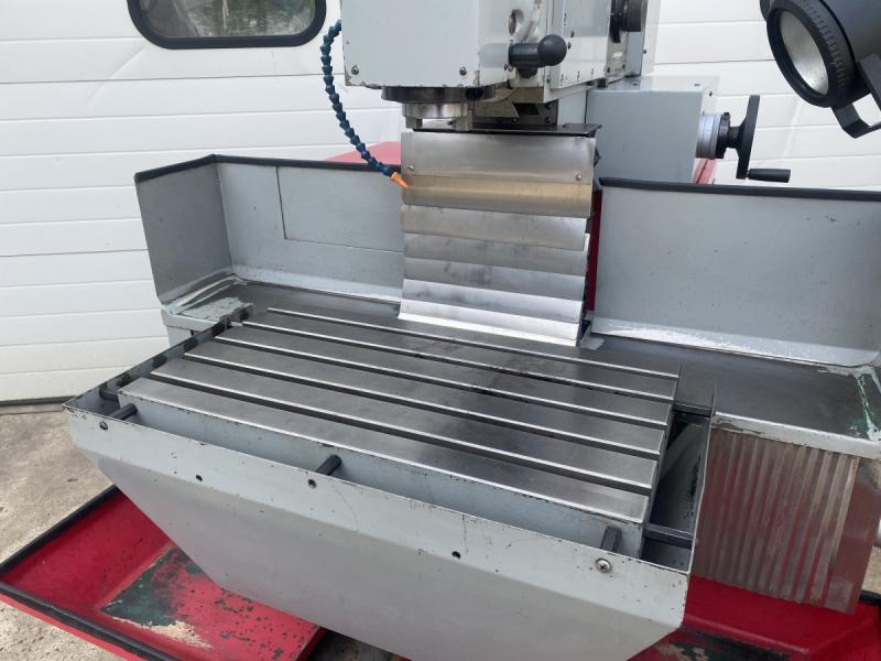 Univ. NC Werkzeugfräsmaschine mit Heidenhain TNC 124