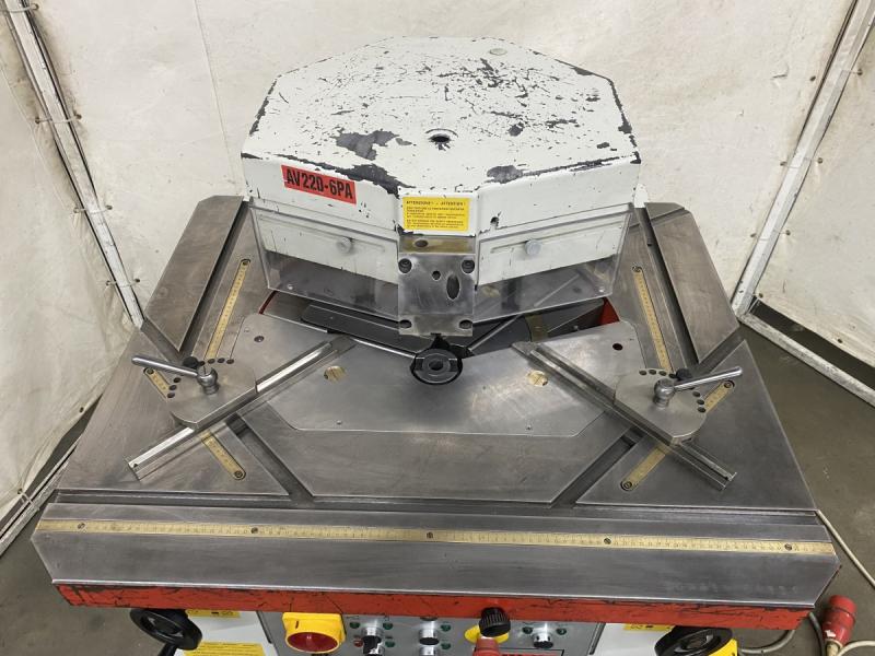 Hydr. Ausklinkmaschine mit Winkelverstellung