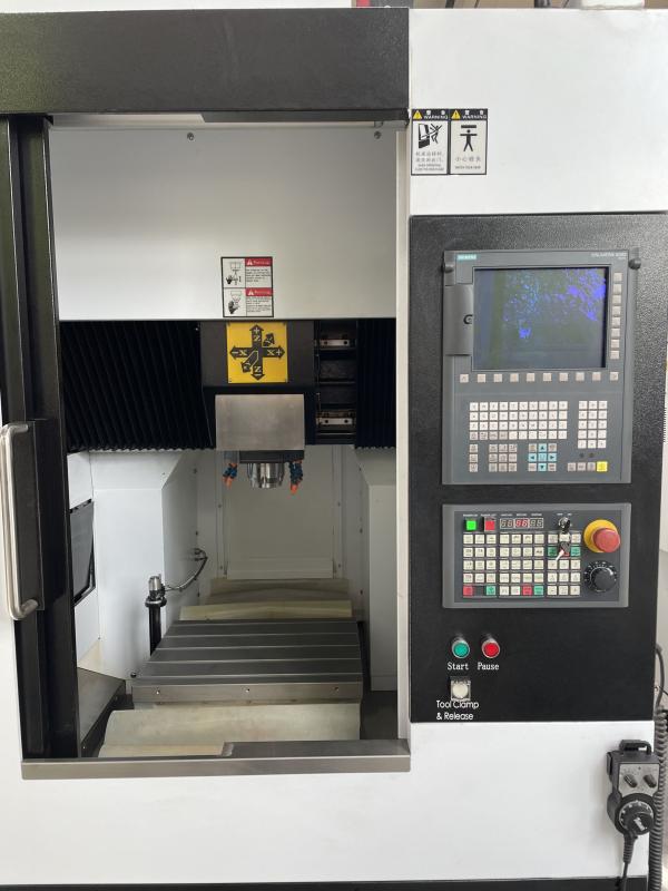 Neuwertiges CNC Vertikal Bearbeitungszentrum, Fräsmaschine