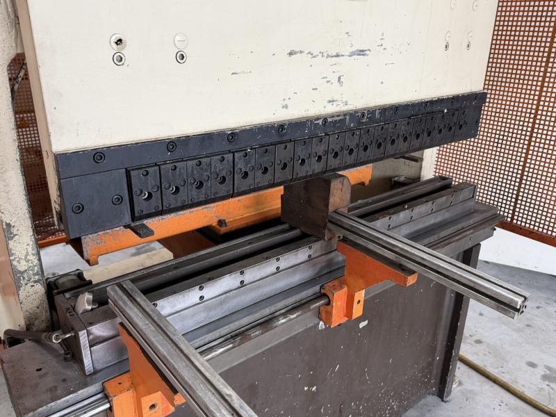 CNC Abkantpresse (DEFEKT) 80 ton., Tischbreite 1300 mm, Hydraulikpresse