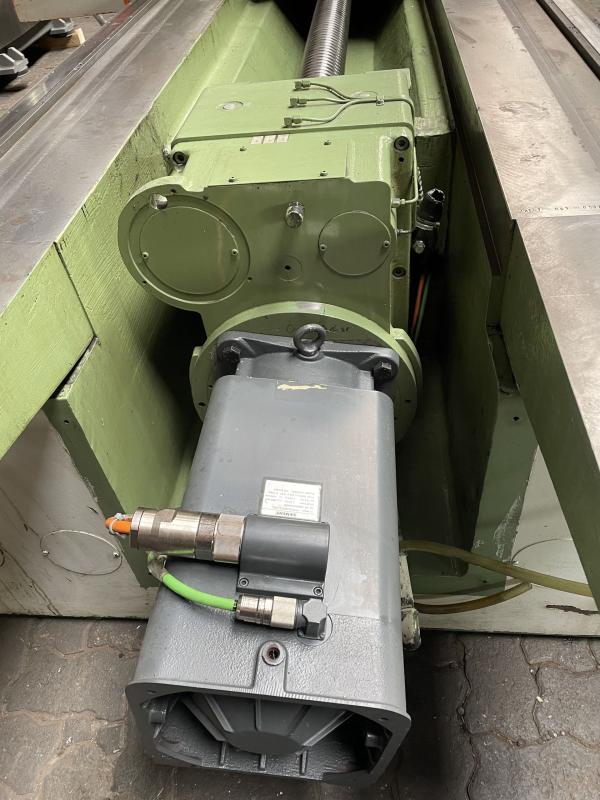 Tischeinheit von einer Portalfräsmaschine, Aufspannplatte mit T-Nuten aus Stahlguß-Grauguß