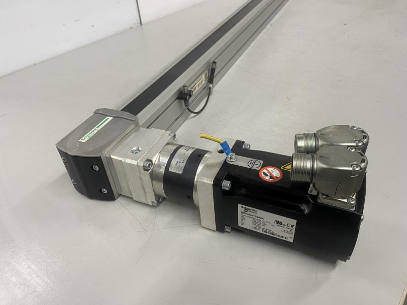 Linearachse mit Servomotor, Zahnriemenantrieb und Kugelumlaufführung