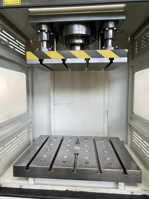 Einständer - Hydraulikpresse mit Ziehkissen Einständer - Hydraulikpresse mit Ziehkissen