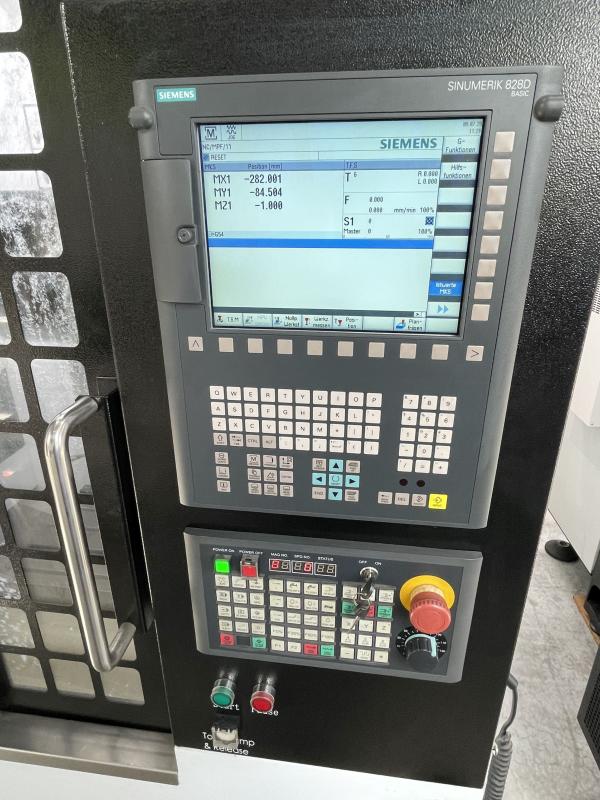 Neuwertiges CNC Vertikal Bearbeitungszentrum, Fräsmaschine