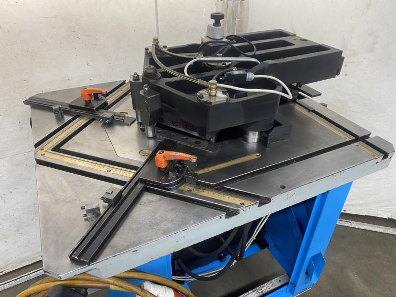 2 Stationen Ausklinkmaschine mit Winkelverstellung + Abkantmaschine Gesenkbiegepresse 2 Stationen Ausklinkmaschine mit Winkelverstellung + Abkantmaschine Gesenkbiegepresse