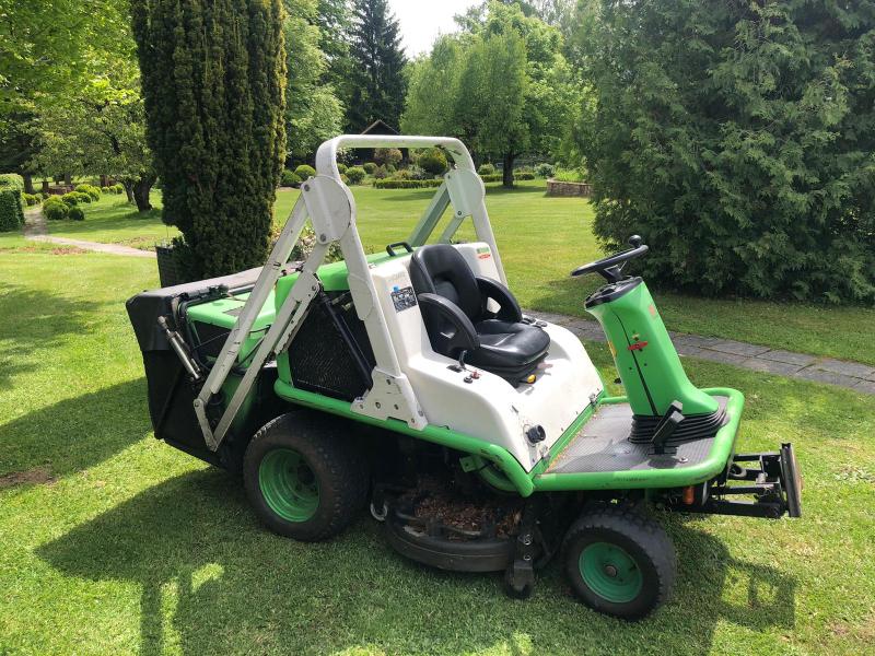 Rasenmäher, Aufsitzmäher, Großflächen-Rasenmäher mit Fangkorb und hydr. Hochentleerung