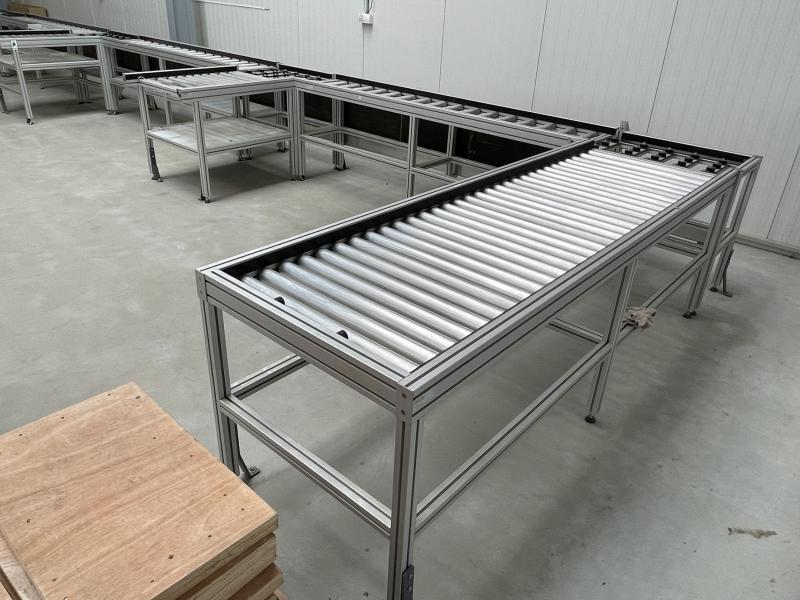 Montagelinie mit Rollenbahn aus Aluminium-Systemprofil und INTERROLL Metallrollen Montagelinie mit Rollenbahn aus Aluminium-Systemprofil und INTERROLL Metallrollen