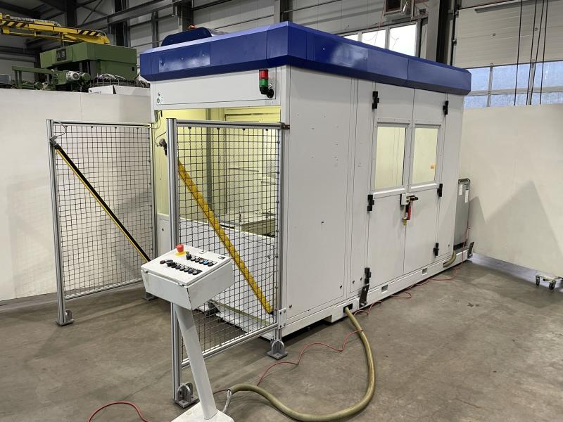 Flexible Fräszelle mit 6-Achsen Industrieroboter, Roboter Fräsanlage mit 2 Arbeitsplätzen
