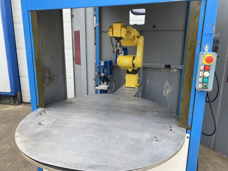 Schweißzelle mit 6-Achsen Industrieroboter FANUC ARC Mate Roboter Schweißanlage mit 2 Schweißplätzen Schweißzelle mit 6-Achsen Industrieroboter FANUC ARC Mate Roboter Schweißanlage mit 2 Schweißplätzen