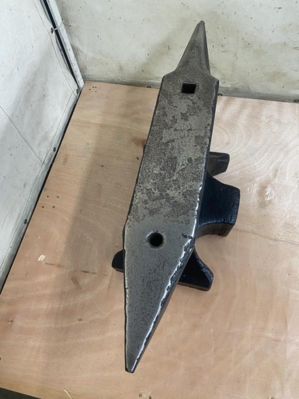 Amboss mit Rundhorn und Rechteckhorn,  Amboss Nordddeutsche Form