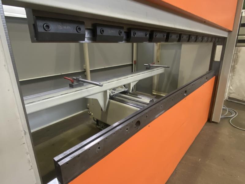 Servo Abkantpresse, Gesenkbiegemaschine mit 4-Achsen CNC Steuerung Servo Abkantpresse, Gesenkbiegemaschine mit 4-Achsen CNC Steuerung