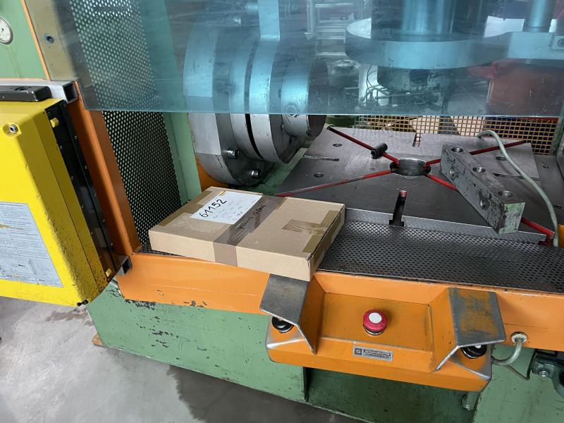Doppelständer - Hydraulikpresse mit zusätzlichen Seitenzylinder Vertikal + Horizontal je 100 ton.