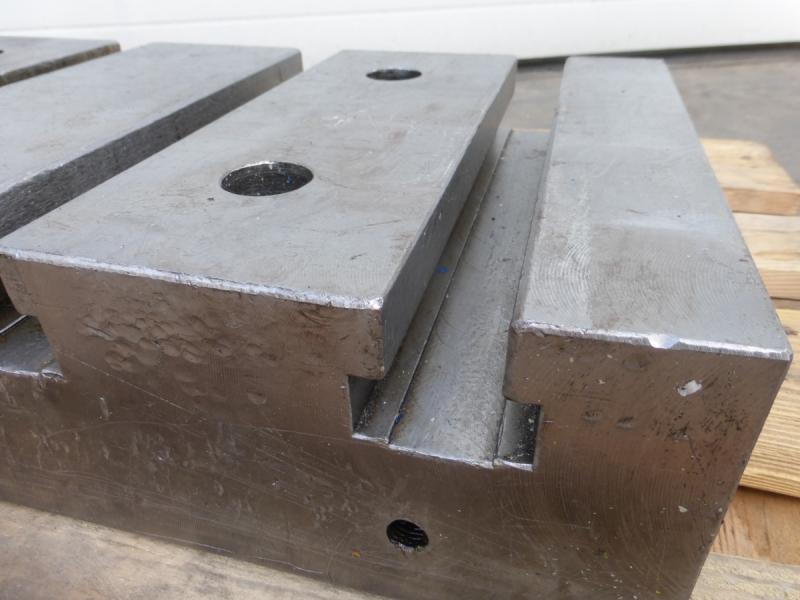 2 Stück Aufspannplatten, 1 Paar Aufspannleisten mit T-Nuten 2 Stück Aufspannplatten, 1 Paar Aufspannleisten mit T-Nuten