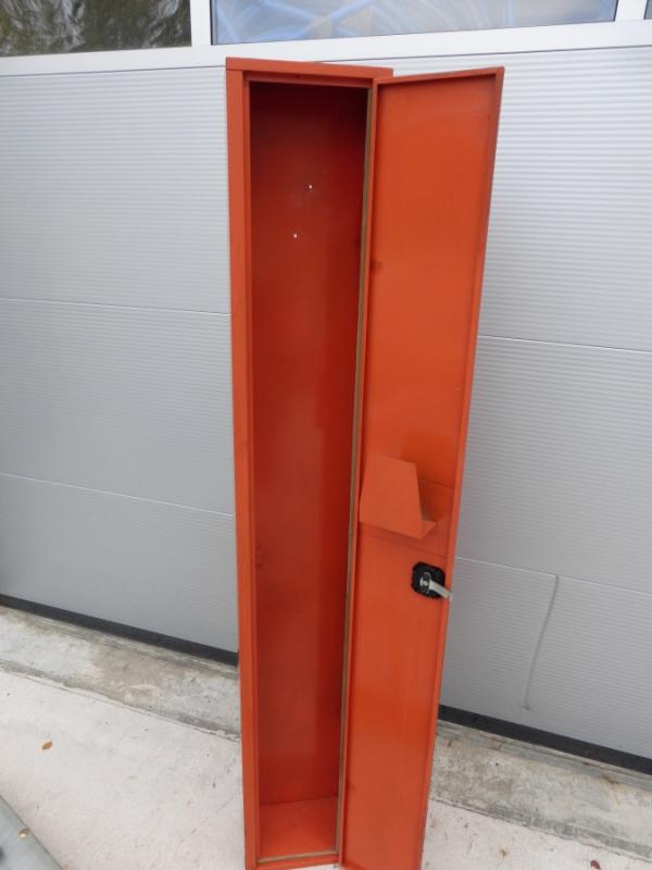 Erste Hilfe Schrank mit Krankentrage