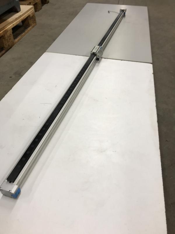 Linearantrieb, kolbenstangenloser Pneumatikzylinder