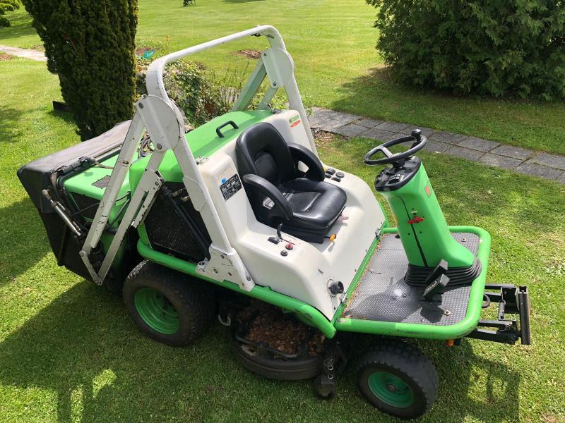 Rasenmäher, Aufsitzmäher, Großflächen-Rasenmäher mit Fangkorb und hydr. Hochentleerung