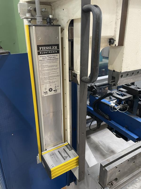 CNC Abkantpresse mit 6-Achsen Hinteranschlag und CYBELEC Steuerung