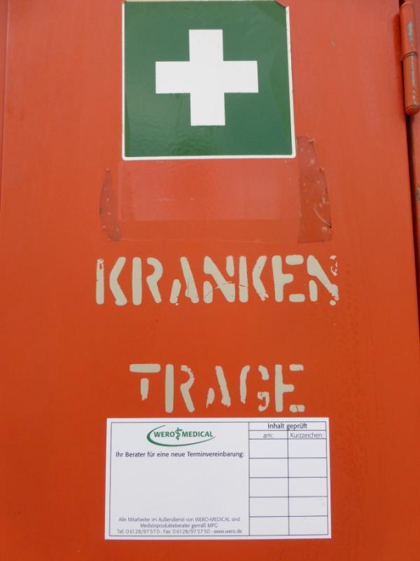 Erste Hilfe Schrank mit Krankentrage
