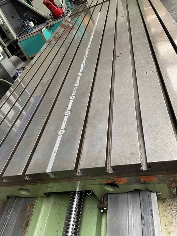 Tischeinheit von einer Portalfräsmaschine, Aufspannplatte mit T-Nuten aus Stahlguß-Grauguß