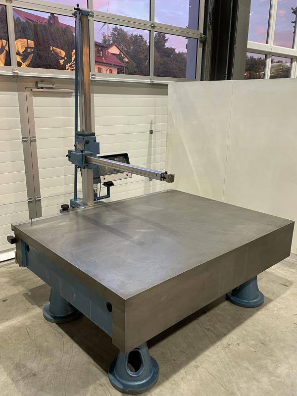 Messmaschine mit handgeführten Messarm, Mess- und Anreißplatte Stahlguß-Grauguß stark verrippt