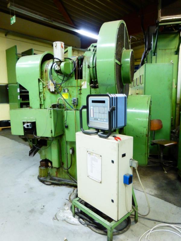 Einständer - Exzenterpresse mit Zangenvorschub