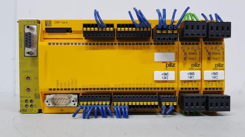 Konfigurierbare sichere Kleinsteuerung, Basisgerät mit Erweiterungen und Profibus Modul