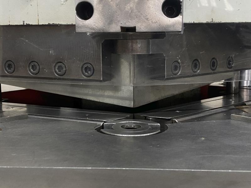 Hydr. Ausklinkmaschine mit Winkelverstellung