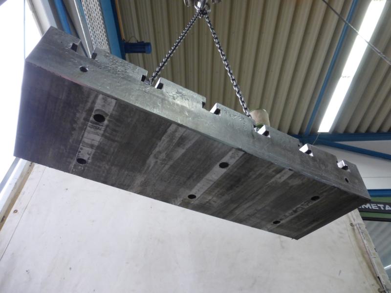 2 Stück Aufspannplatten, 1 Paar Aufspannleisten mit T-Nuten 2 Stück Aufspannplatten, 1 Paar Aufspannleisten mit T-Nuten