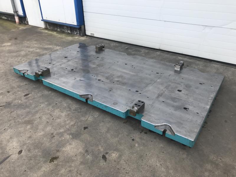 Richt- und Schweißplatte aus Stahl, Vollmaterial, Bearbeitete Stahlplatte aus einem Werkzeuggestell