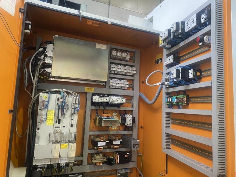 CNC Univ. Werkzeugfräsmaschine