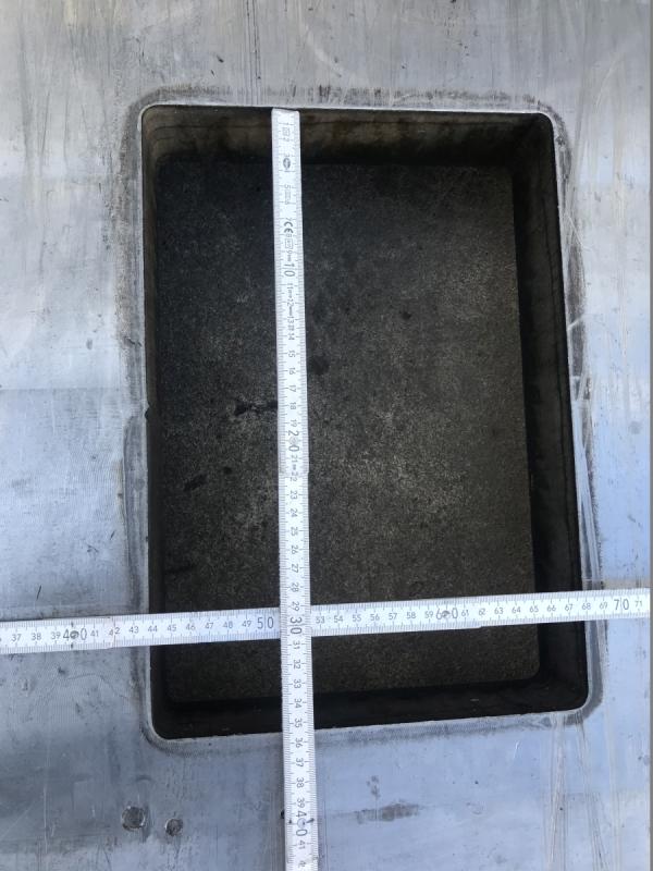 Richt- und Schweißplatte aus Stahl, Vollmaterial Bearbeitete Stahlplatte aus einem Werkzeuggestell Richt- und Schweißplatte aus Stahl, Vollmaterial Bearbeitete Stahlplatte aus einem Werkzeuggestell