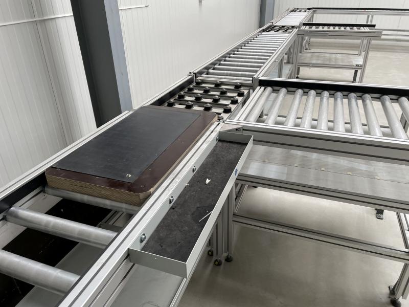 Montagelinie mit Rollenbahn aus Aluminium-Systemprofil und INTERROLL Metallrollen Montagelinie mit Rollenbahn aus Aluminium-Systemprofil und INTERROLL Metallrollen