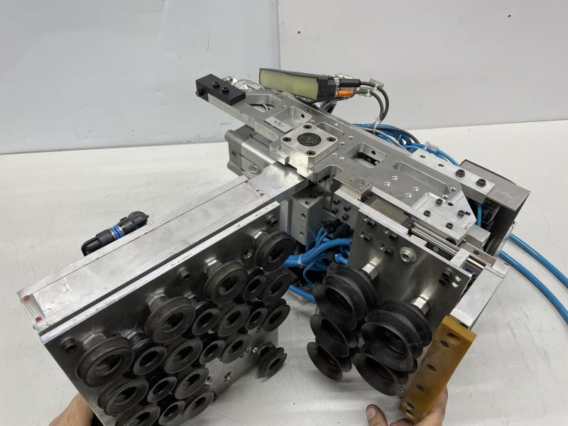 Vakuum-Hebegerät, Vakuumheber Sonderanfertigung als Handlinggerät für einen Industrieroboter Vakuum-Hebegerät, Vakuumheber Sonderanfertigung als Handlinggerät für einen Industrieroboter
