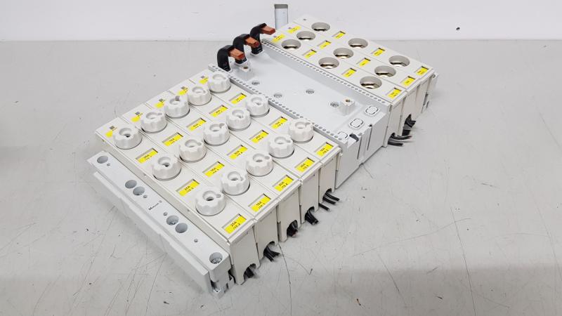 3 Phasen Neozed Sicherungssockel auf Stromschiene mit Einspeiseblock und Sicherungselementen 