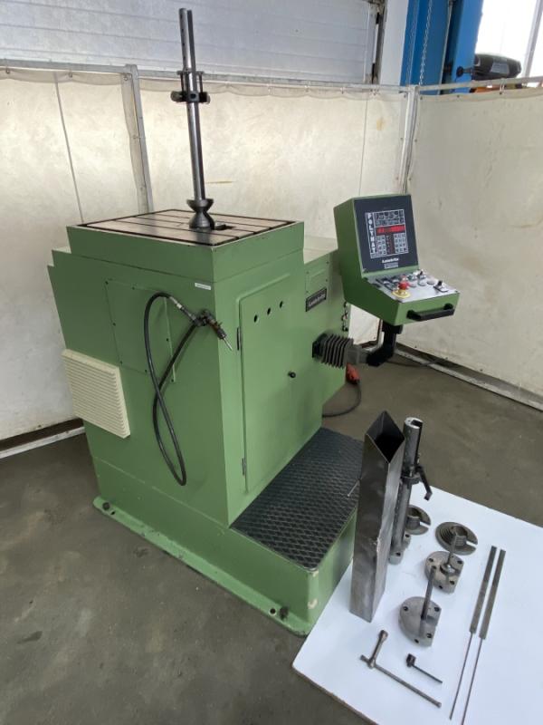 Hydraulische CNC Profil- und Nutenziehmaschine