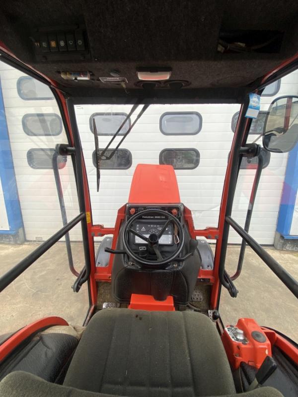 Kommunalschlepper, Traktor mit Kehrmaschine und Schneeräumschild für Winterdienst Kommunalschlepper, Traktor mit Kehrmaschine und Schneeräumschild für Winterdienst
