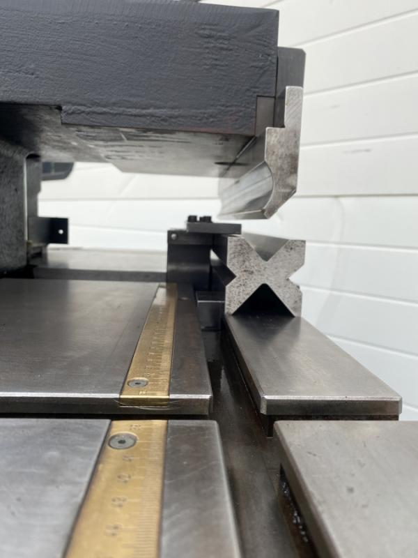 2 Stationen Ausklinkmaschine mit Winkelverstellung + Abkantmaschine, Gesenkbiegepresse