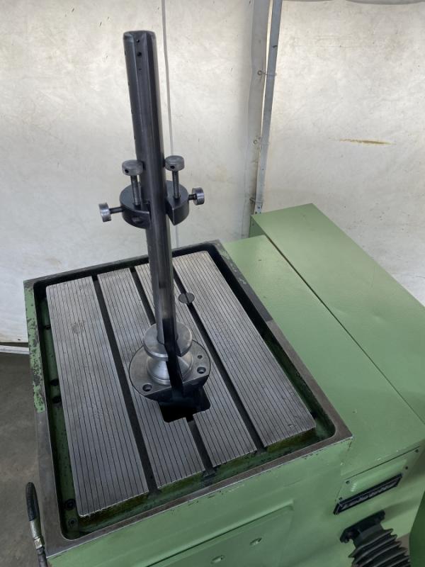 Hydraulische CNC Profil- und Nutenziehmaschine