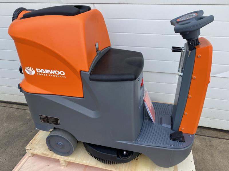 Neue akkubetriebene Aufsitz-Scheuersaugmaschine, Scheuersaugmaschine, Bodenreinigungsmaschine
