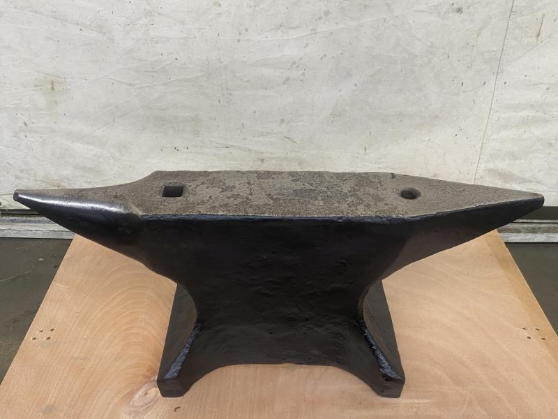 Amboss mit Rundhorn und Rechteckhorn Amboss Nordddeutsche Form