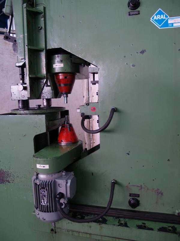 Taumelnietmaschine Doppel-Nietautomat mit Rundtakttisch